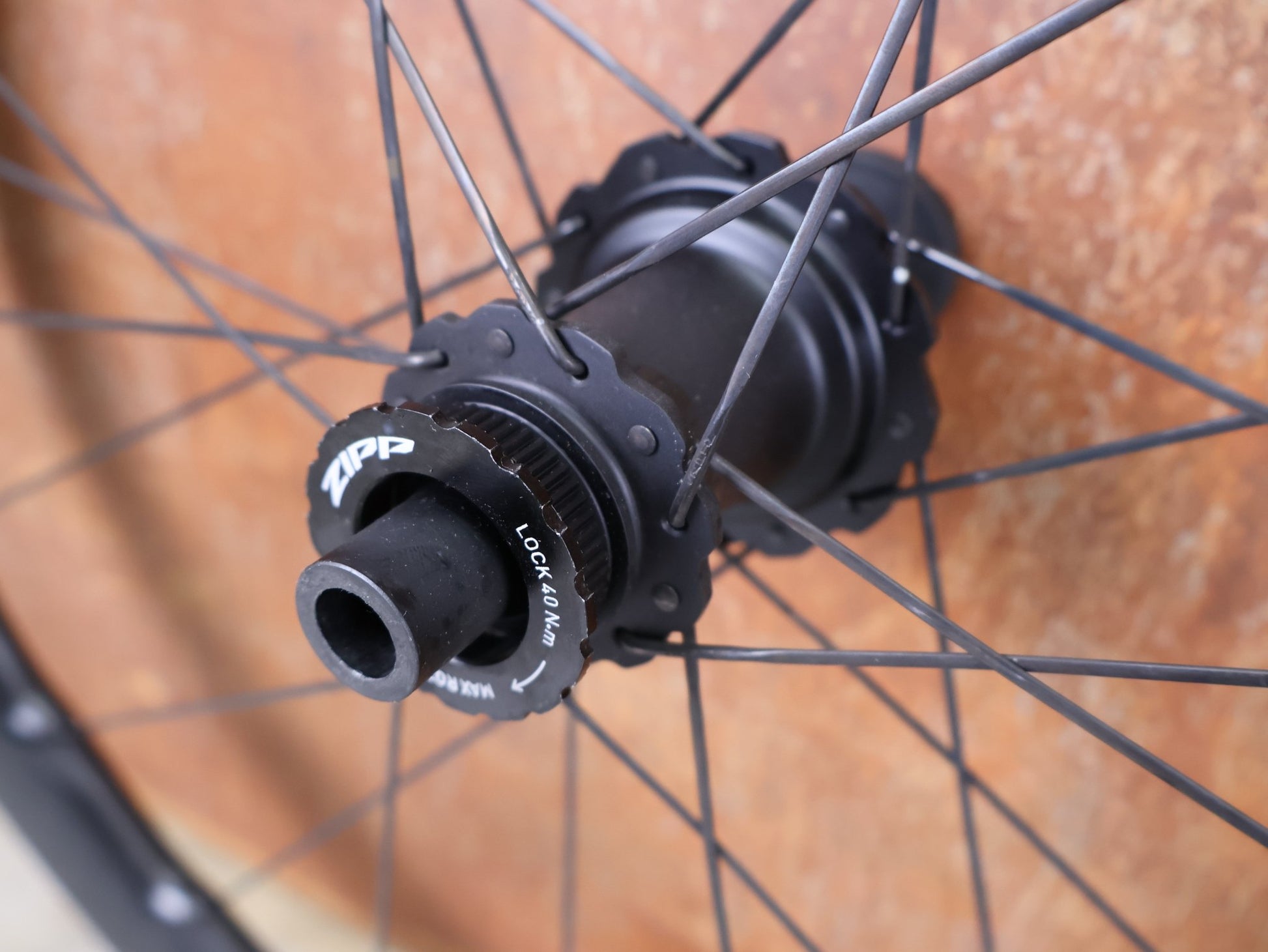 Laufrad/Laufradsatz von Zipp, ZIPP 353 NSW LAUFRADSATZ / TUBELESS HOOKLESS / DISC - BRAKE – 2024 – XDR vor USEDBIKES - OB.DE Hintergrund