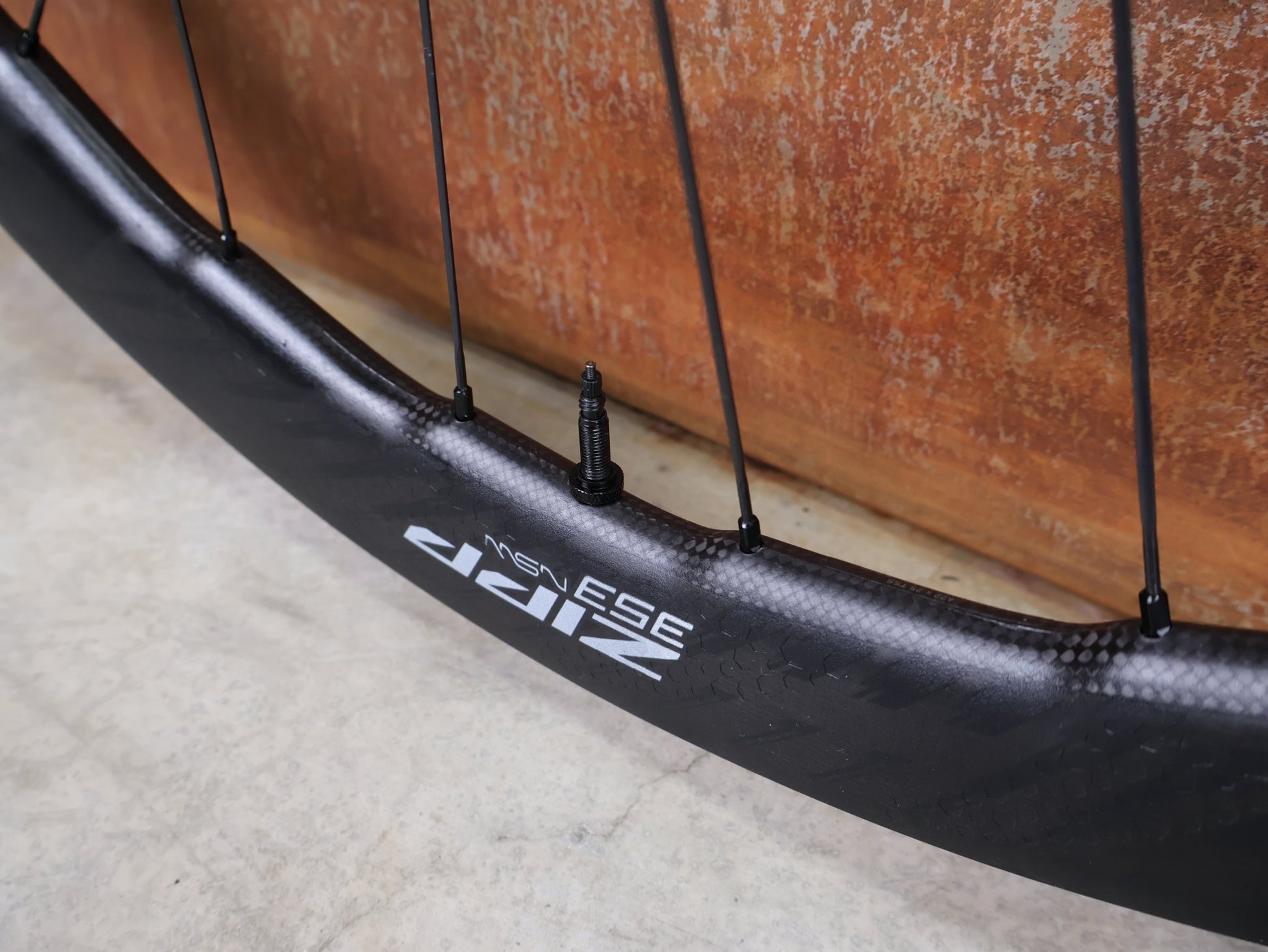 Laufrad/Laufradsatz von Zipp, ZIPP 353 NSW LAUFRADSATZ / TUBELESS HOOKLESS / DISC - BRAKE – 2024 – XDR vor USEDBIKES - OB.DE Hintergrund