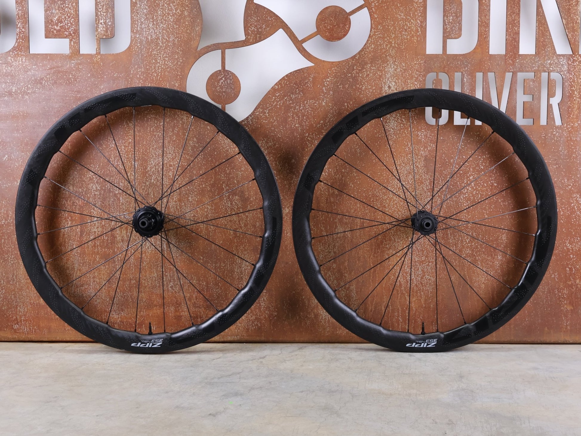 Laufrad/Laufradsatz von Zipp, ZIPP 353 NSW LAUFRADSATZ / TUBELESS HOOKLESS / DISC - BRAKE – 2024 – XDR vor USEDBIKES - OB.DE Hintergrund