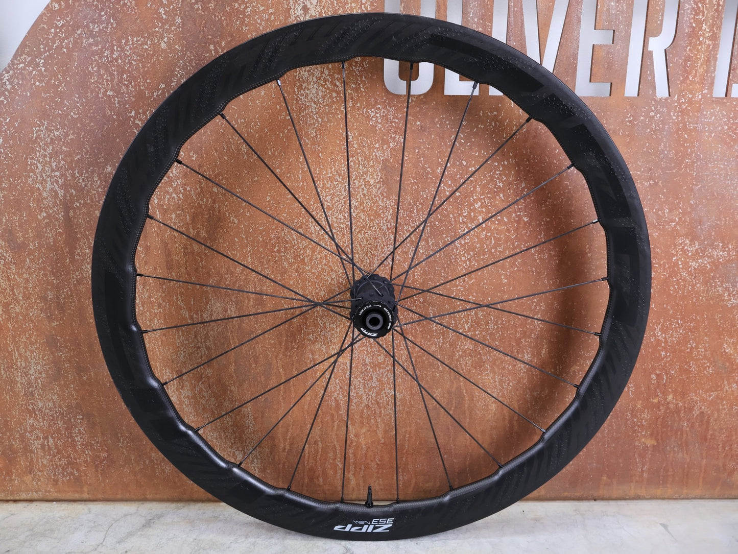Laufrad/Laufradsatz von Zipp, ZIPP 353 NSW LAUFRADSATZ / TUBELESS HOOKLESS / DISC - BRAKE – 2024 – XDR vor USEDBIKES - OB.DE Hintergrund