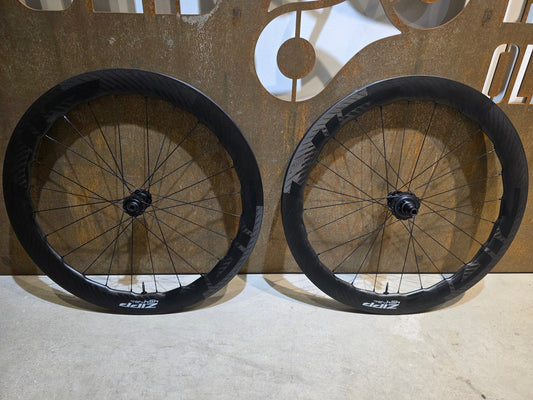 Laufrad/Laufradsatz von Zipp, ZIPP 454 NSW LAUFRADSATZ DISC vor USEDBIKES - OB.DE Hintergrund
