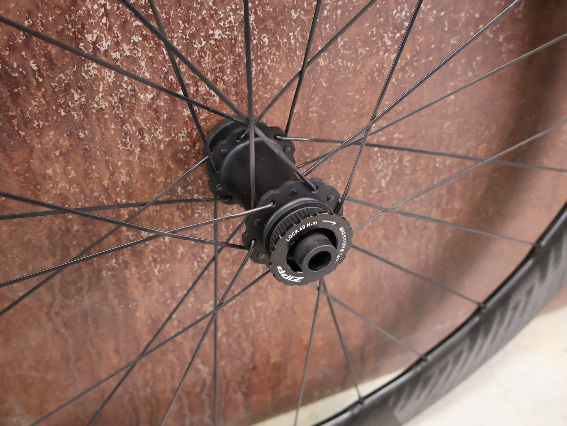 Laufrad/Laufradsatz von Zipp, ZIPP 454 NSW LAUFRADSATZ DISC vor USEDBIKES - OB.DE Hintergrund