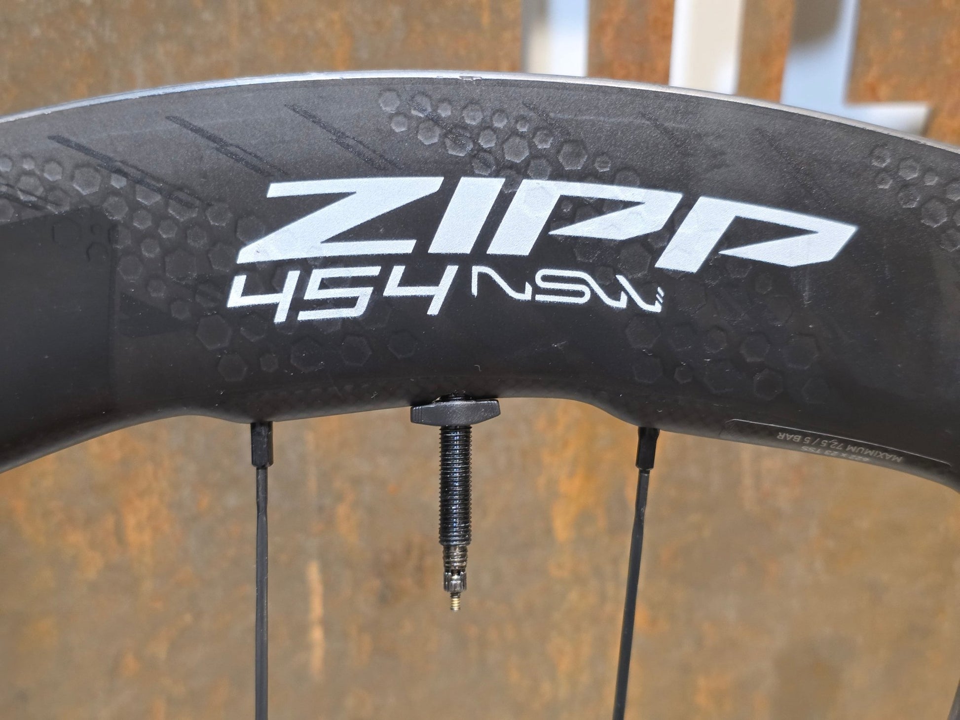 Laufrad/Laufradsatz von Zipp, ZIPP 454 NSW LAUFRADSATZ DISC vor USEDBIKES - OB.DE Hintergrund