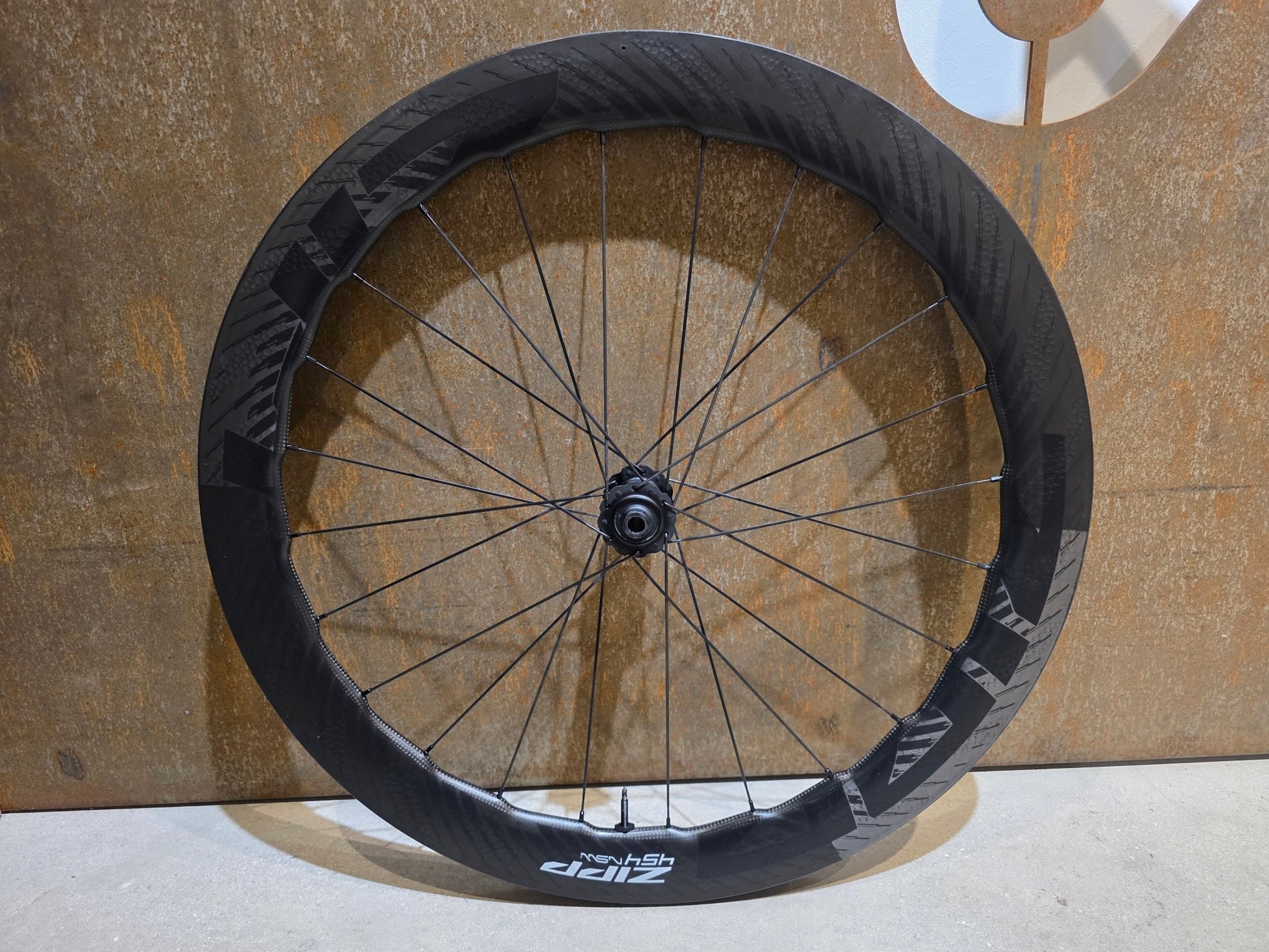 Laufrad/Laufradsatz von Zipp, ZIPP 454 NSW LAUFRADSATZ DISC vor USEDBIKES - OB.DE Hintergrund