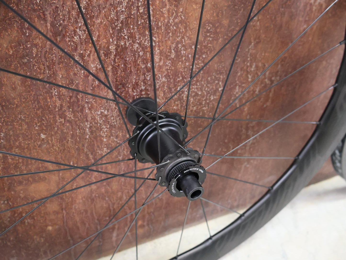 Laufrad/Laufradsatz von Zipp, ZIPP 454 NSW LAUFRADSATZ DISC vor USEDBIKES - OB.DE Hintergrund