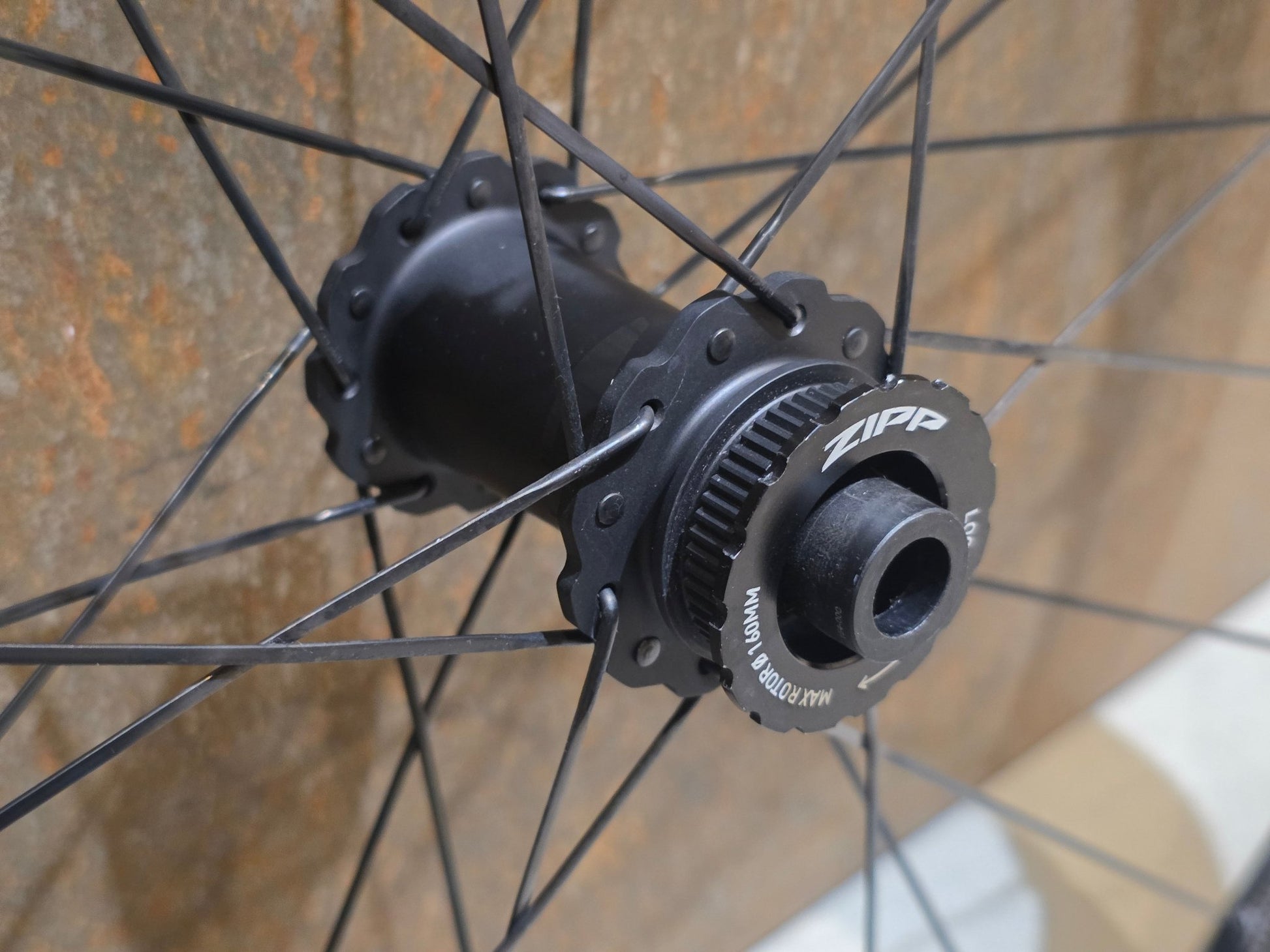Laufrad/Laufradsatz von Zipp, ZIPP 454 NSW LAUFRADSATZ DISC vor USEDBIKES - OB.DE Hintergrund