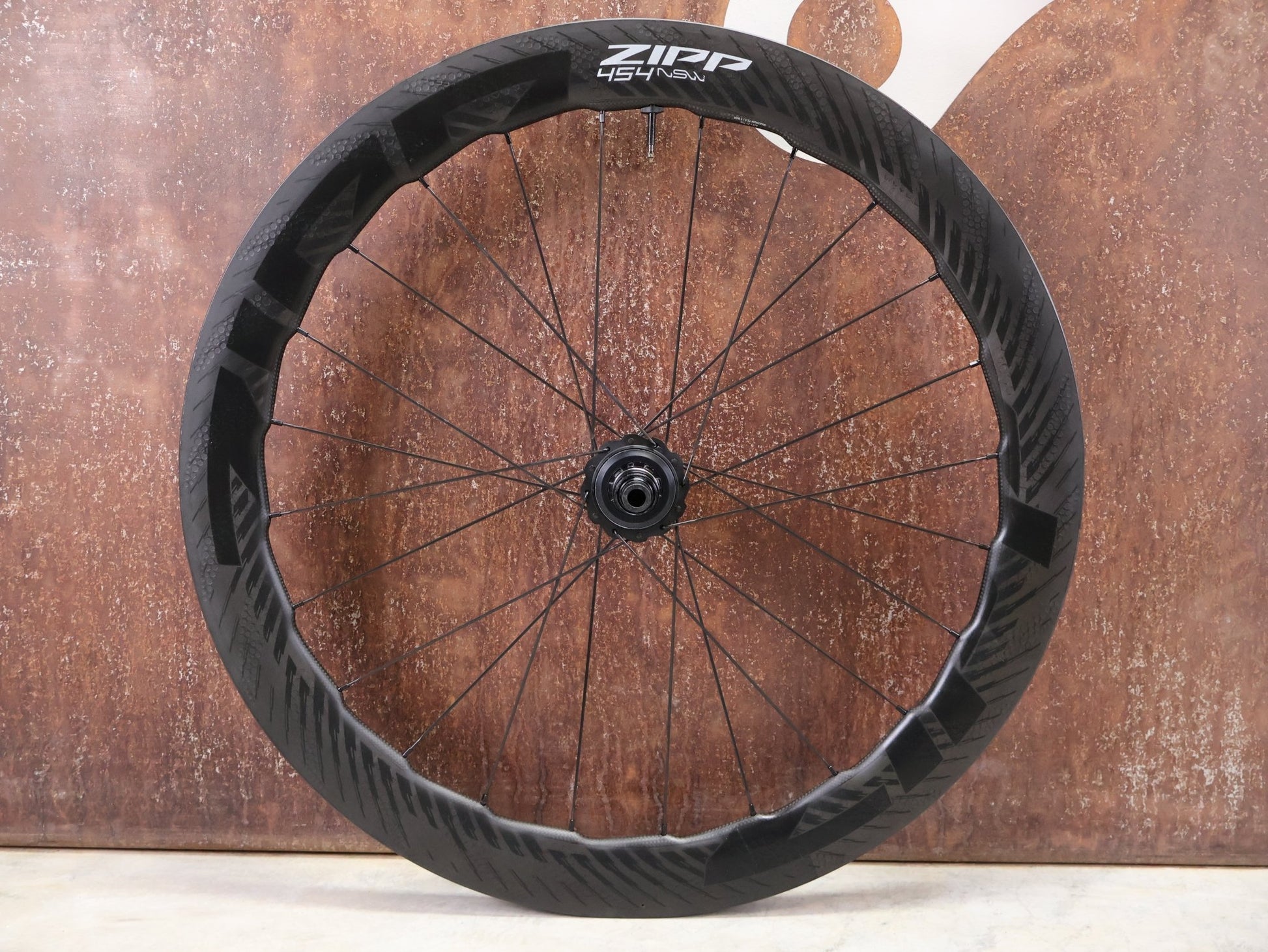 Laufrad/Laufradsatz von Zipp, ZIPP 454 NSW LAUFRADSATZ DISC vor USEDBIKES - OB.DE Hintergrund