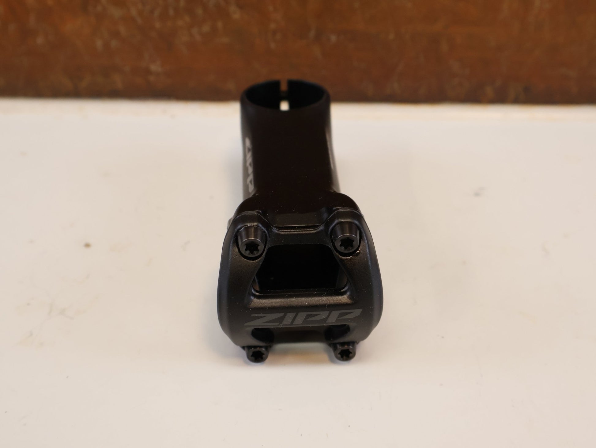 Vorbau von Zipp, ZIPP SERVICE COURSE SL VORBAU / ±6° / 80 MM / 31.8 MM / SCHWARZ MATT vor USEDBIKES-OB.DE Hintergrund