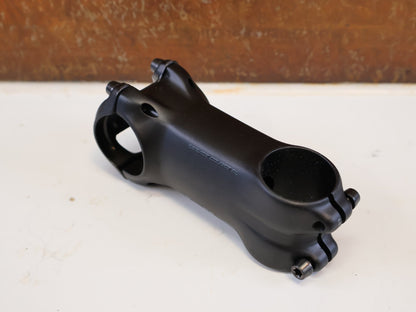 Vorbau von Zipp, ZIPP SERVICE COURSE SL VORBAU / ±6° / 80 MM / 31.8 MM / SCHWARZ MATT vor USEDBIKES-OB.DE Hintergrund
