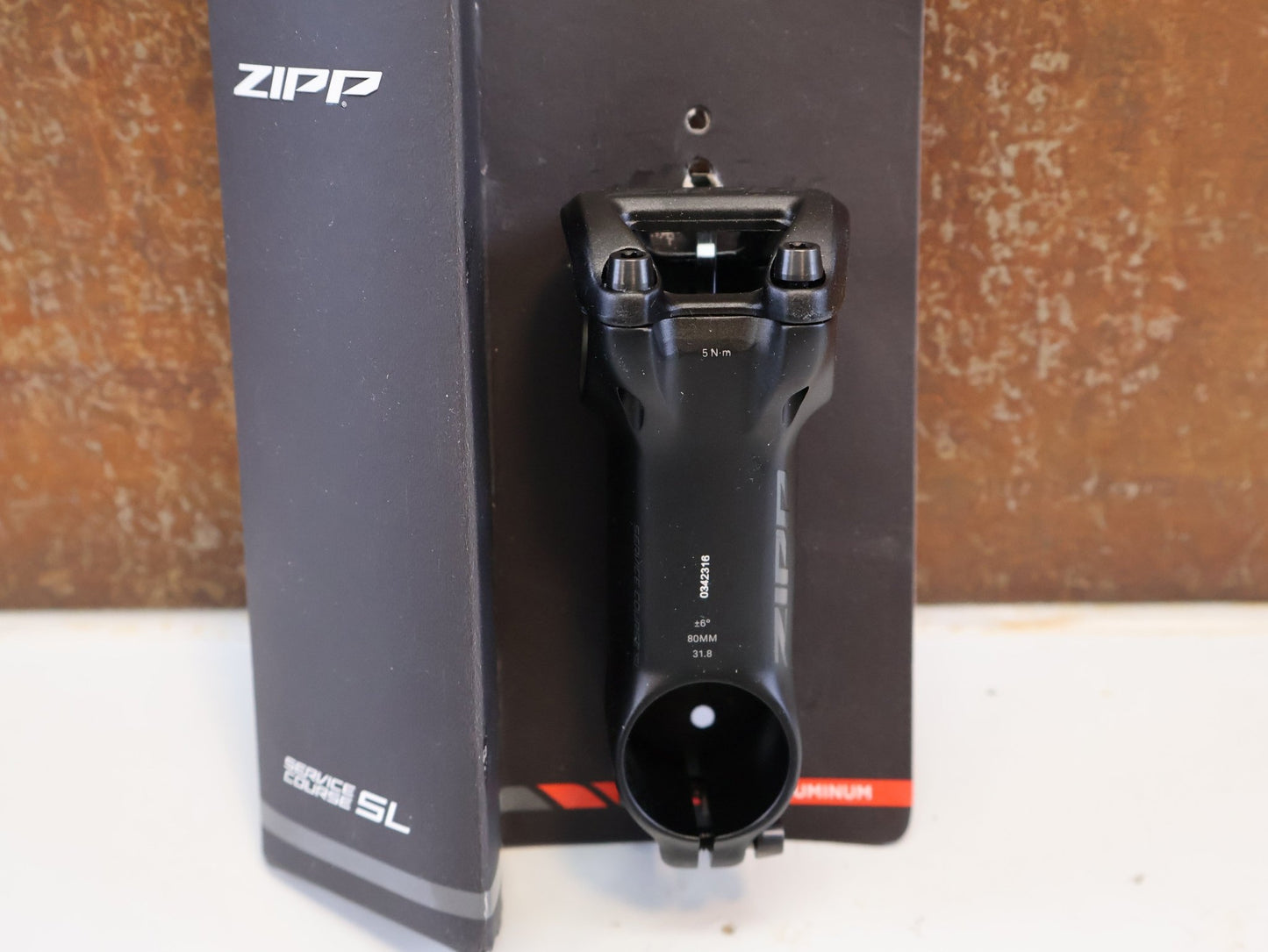 Vorbau von Zipp, ZIPP SERVICE COURSE SL VORBAU / ±6° / 80 MM / 31.8 MM / SCHWARZ MATT vor USEDBIKES-OB.DE Hintergrund