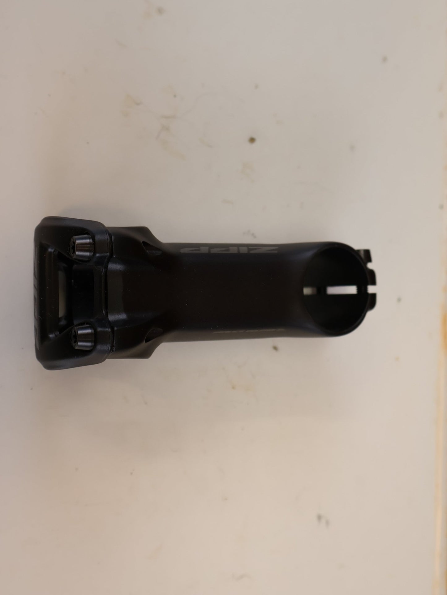 Vorbau von Zipp, ZIPP SERVICE COURSE SL VORBAU / ±6° / 80 MM / 31.8 MM / SCHWARZ MATT vor USEDBIKES-OB.DE Hintergrund