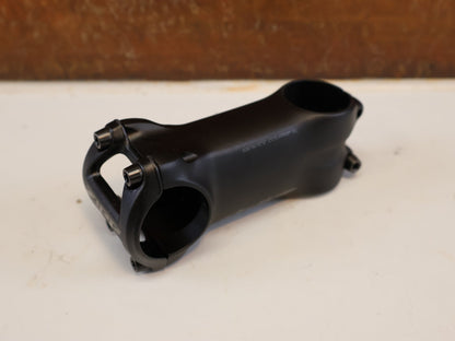 Vorbau von Zipp, ZIPP SERVICE COURSE SL VORBAU / ±6° / 80 MM / 31.8 MM / SCHWARZ MATT vor USEDBIKES-OB.DE Hintergrund