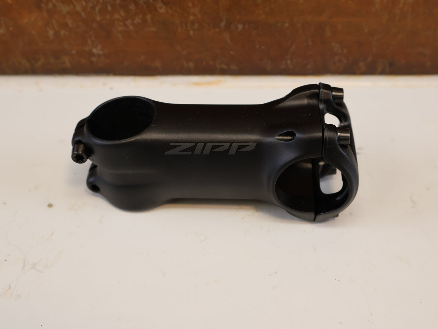 Vorbau von Zipp, ZIPP SERVICE COURSE SL VORBAU / ±6° / 80 MM / 31.8 MM / SCHWARZ MATT vor USEDBIKES-OB.DE Hintergrund
