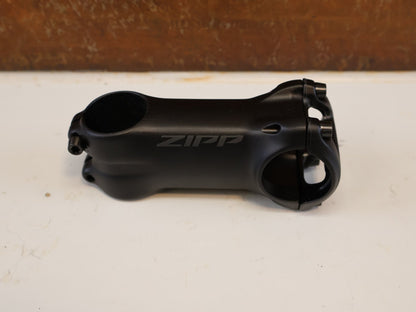 Vorbau von Zipp, ZIPP SERVICE COURSE SL VORBAU / ±6° / 80 MM / 31.8 MM / SCHWARZ MATT vor USEDBIKES-OB.DE Hintergrund