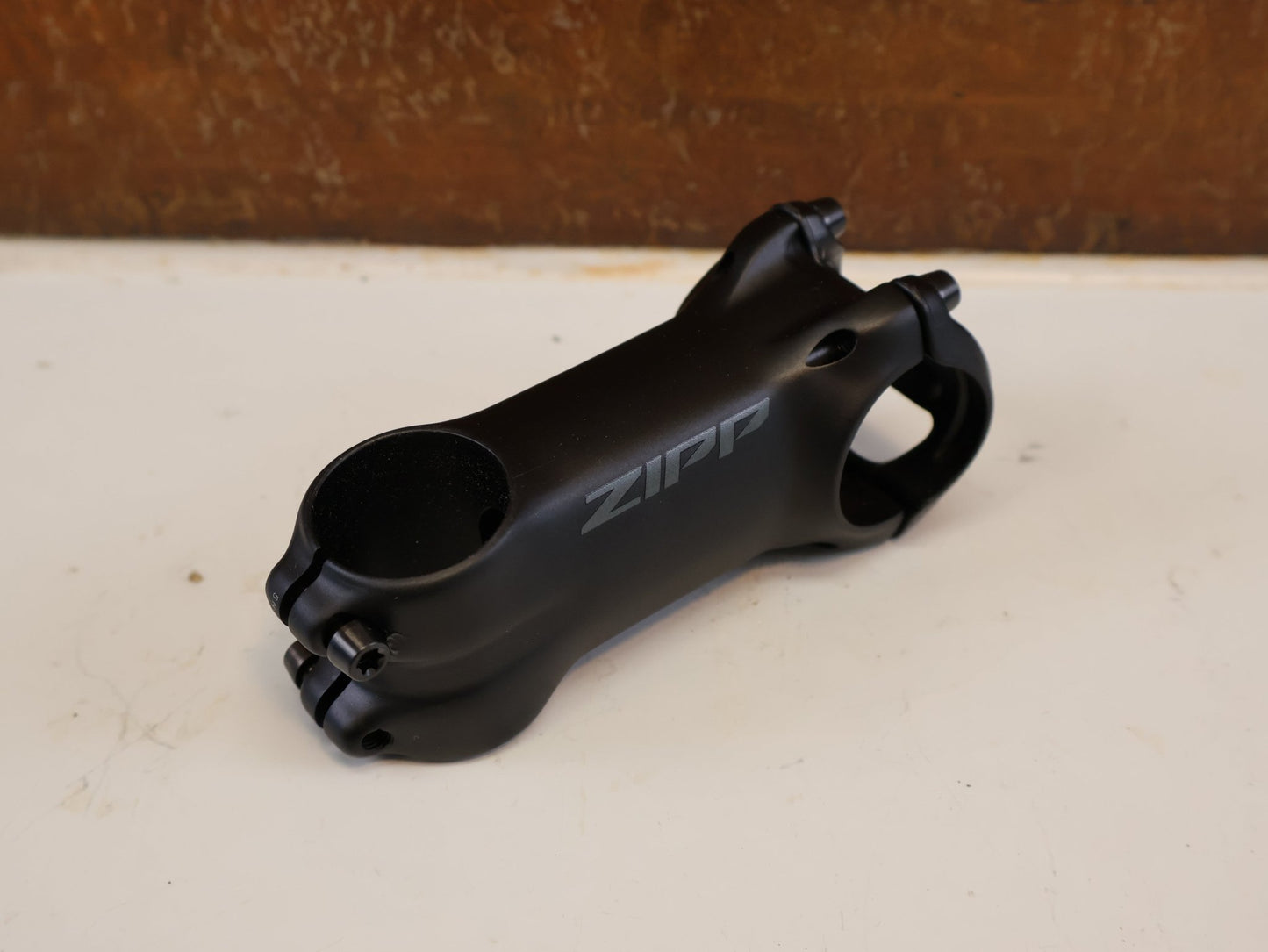 Vorbau von Zipp, ZIPP SERVICE COURSE SL VORBAU / ±6° / 80 MM / 31.8 MM / SCHWARZ MATT vor USEDBIKES-OB.DE Hintergrund
