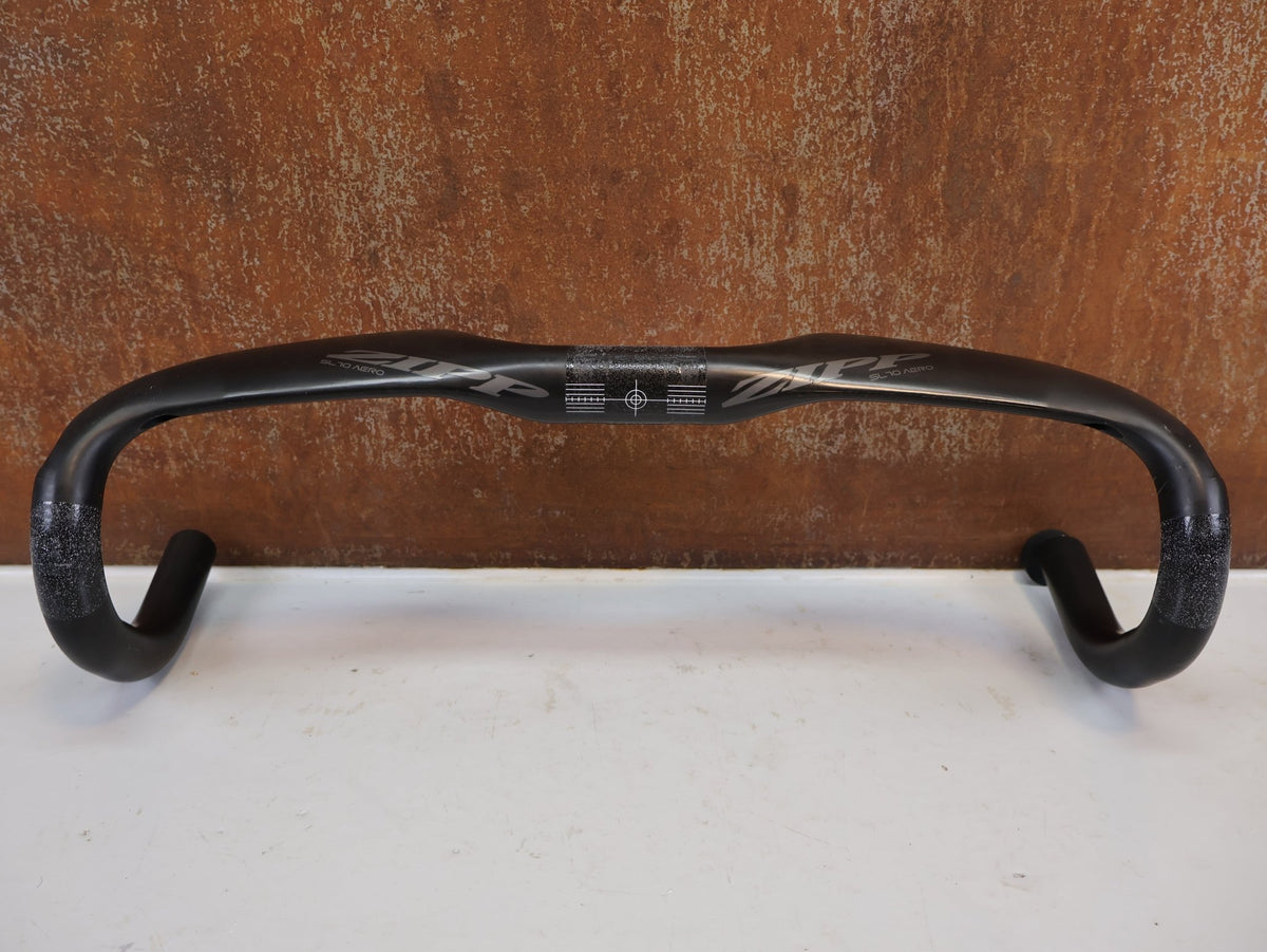 Lenker von Zipp, Zipp SL-70 Aero Carbon Lenker 42cm Matte Rapid Route / Bastlerware vor USEDBIKES-OB.DE Hintergrund