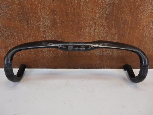 Lenker von Zipp, Zipp SL-70 Aero Carbon Lenker 42cm Matte Rapid Route / Bastlerware vor USEDBIKES-OB.DE Hintergrund