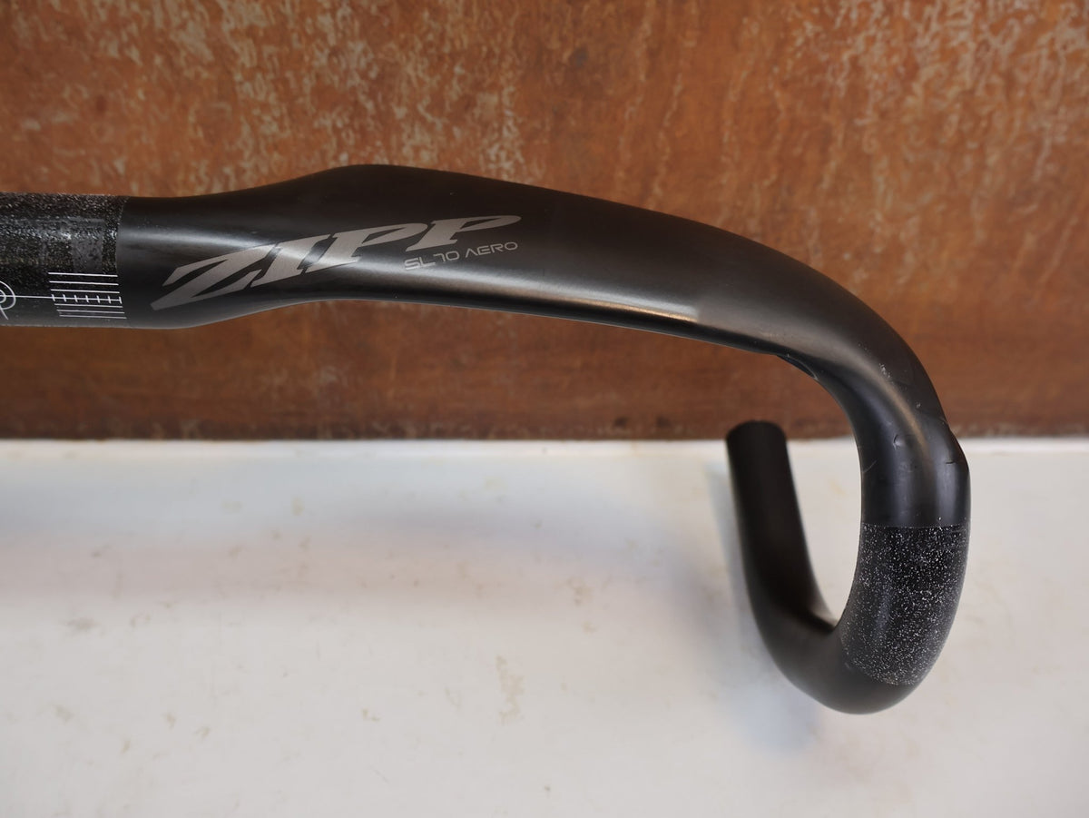 Lenker von Zipp, Zipp SL-70 Aero Carbon Lenker 42cm Matte Rapid Route / Bastlerware vor USEDBIKES-OB.DE Hintergrund