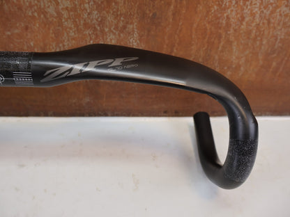 Lenker von Zipp, Zipp SL-70 Aero Carbon Lenker 42cm Matte Rapid Route / Bastlerware vor USEDBIKES-OB.DE Hintergrund