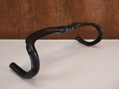 Lenker von Zipp, Zipp SL-70 Aero Carbon Lenker 42cm Matte Rapid Route / Bastlerware vor USEDBIKES-OB.DE Hintergrund