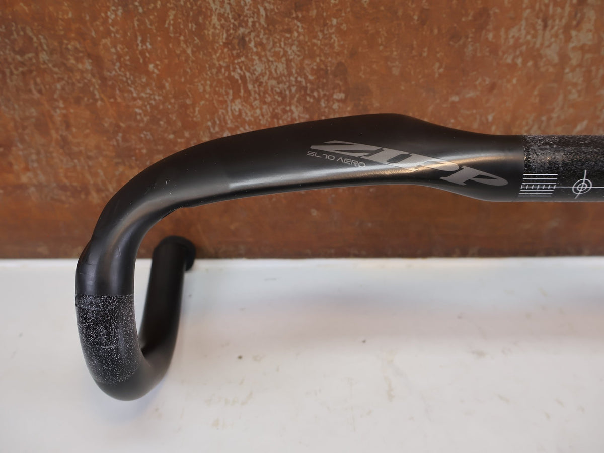 Lenker von Zipp, Zipp SL-70 Aero Carbon Lenker 42cm Matte Rapid Route / Bastlerware vor USEDBIKES-OB.DE Hintergrund