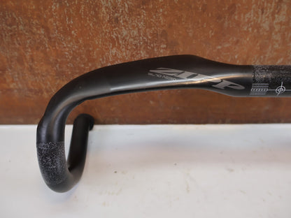 Lenker von Zipp, Zipp SL-70 Aero Carbon Lenker 42cm Matte Rapid Route / Bastlerware vor USEDBIKES-OB.DE Hintergrund