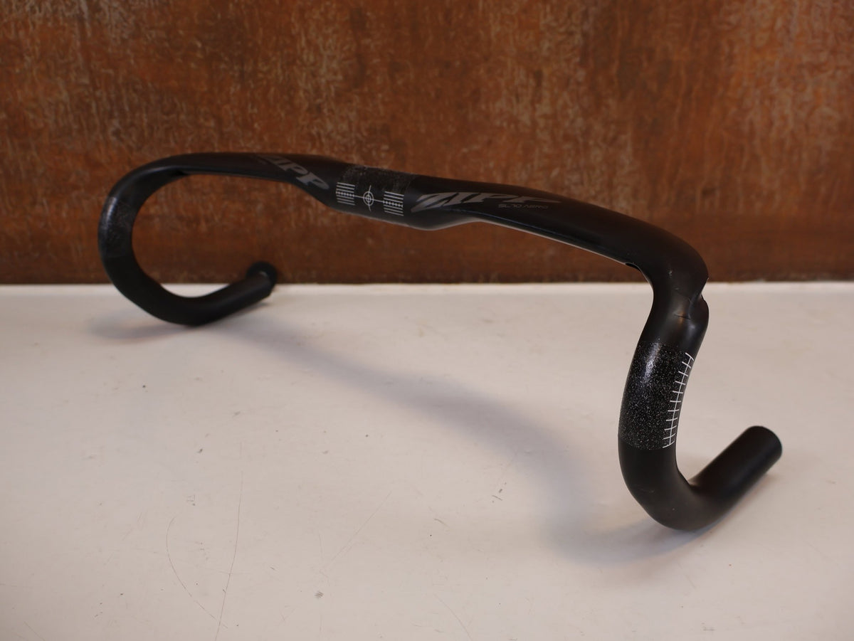 Lenker von Zipp, Zipp SL-70 Aero Carbon Lenker 42cm Matte Rapid Route / Bastlerware vor USEDBIKES-OB.DE Hintergrund