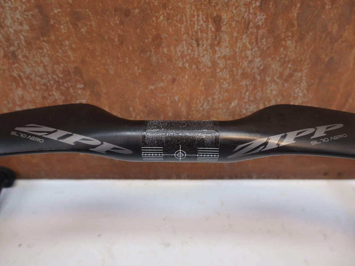 Lenker von Zipp, Zipp SL-70 Aero Carbon Lenker 42cm Matte Rapid Route / Bastlerware vor USEDBIKES-OB.DE Hintergrund