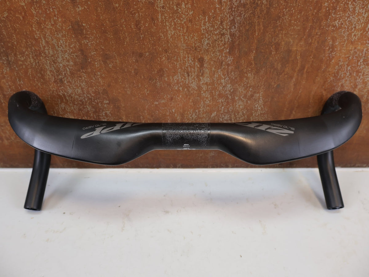 Lenker von Zipp, Zipp SL-70 Aero Carbon Lenker 42cm Matte Rapid Route / Bastlerware vor USEDBIKES-OB.DE Hintergrund