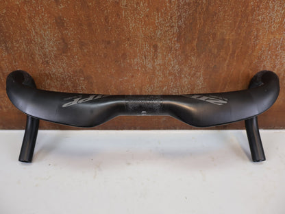 Lenker von Zipp, Zipp SL-70 Aero Carbon Lenker 42cm Matte Rapid Route / Bastlerware vor USEDBIKES-OB.DE Hintergrund