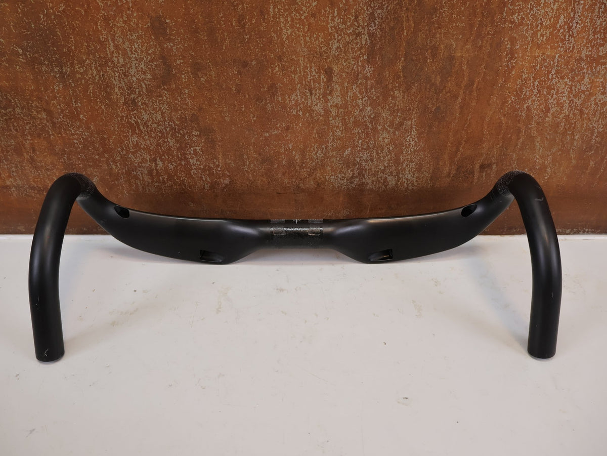 Lenker von Zipp, Zipp SL-70 Aero Carbon Lenker 42cm Matte Rapid Route / Bastlerware vor USEDBIKES-OB.DE Hintergrund
