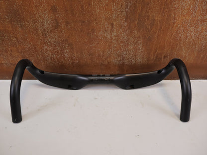 Lenker von Zipp, Zipp SL-70 Aero Carbon Lenker 42cm Matte Rapid Route / Bastlerware vor USEDBIKES-OB.DE Hintergrund