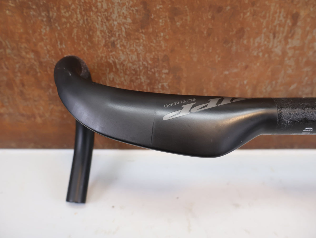 Lenker von Zipp, Zipp SL-70 Aero Carbon Lenker 42cm Matte Rapid Route / Bastlerware vor USEDBIKES-OB.DE Hintergrund