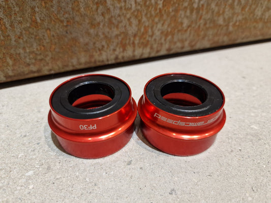Innenlager von Ceramicspeed, CERAMICSPEED INNENLAGER PF30 24MM in variant_title vor USEDBIKES - OB.DE Hintergrund