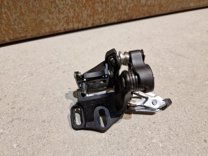 Schaltungsteile von Shimano, SHIMANO DEORE UMWERFER FD - M618 - E 2 x 10fach in variant_title vor USEDBIKES - OB.DE Hintergrund