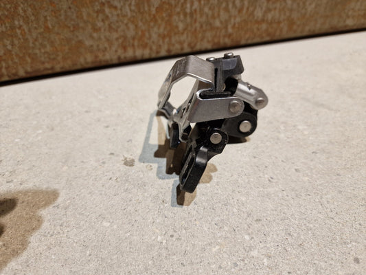 Schaltungsteile von Shimano, SHIMANO DEORE UMWERFER FD - M618 - E 2 x 10fach in variant_title vor USEDBIKES - OB.DE Hintergrund
