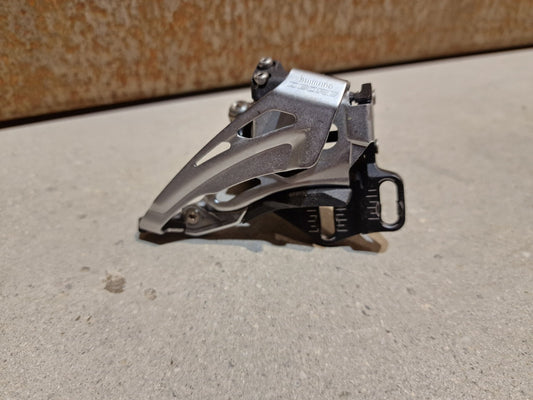 Schaltungsteile von Shimano, SHIMANO DEORE UMWERFER FD - M618 - E 2 x 10fach in variant_title vor USEDBIKES - OB.DE Hintergrund