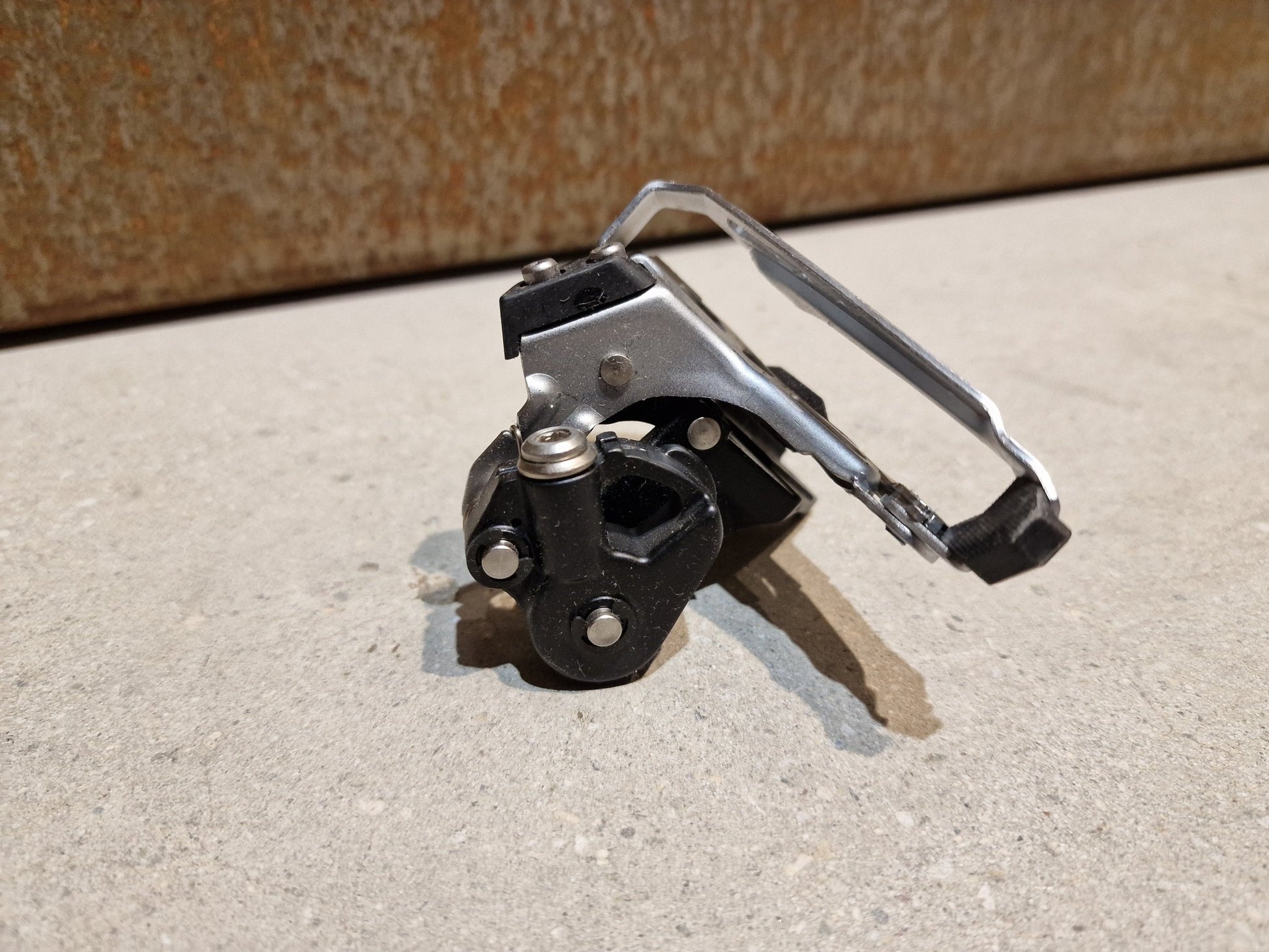 Schaltungsteile von Shimano, SHIMANO DEORE UMWERFER FD - M618 - E 2 x 10fach in variant_title vor USEDBIKES - OB.DE Hintergrund