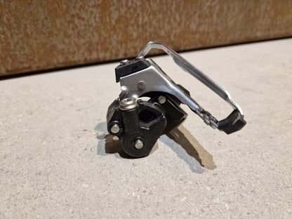 Schaltungsteile von Shimano, SHIMANO DEORE UMWERFER FD - M618 - E 2 x 10fach in variant_title vor USEDBIKES - OB.DE Hintergrund
